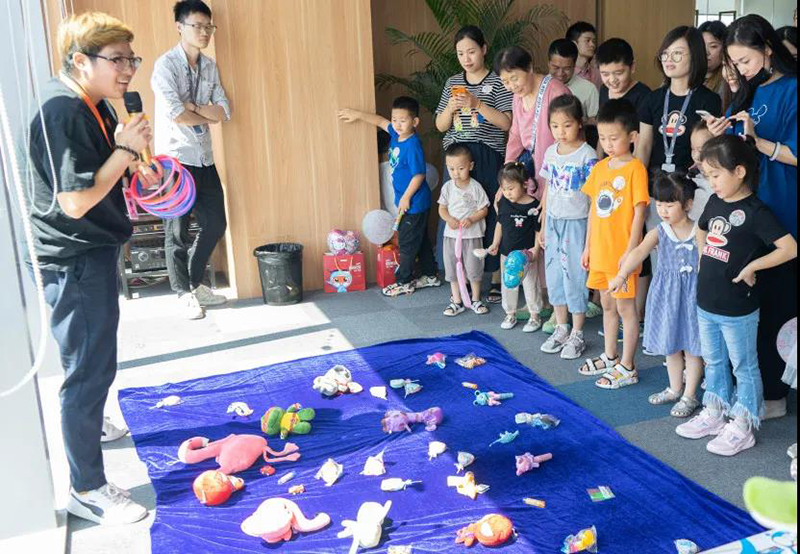 啟博家庭日，帶娃來(lái)上班！